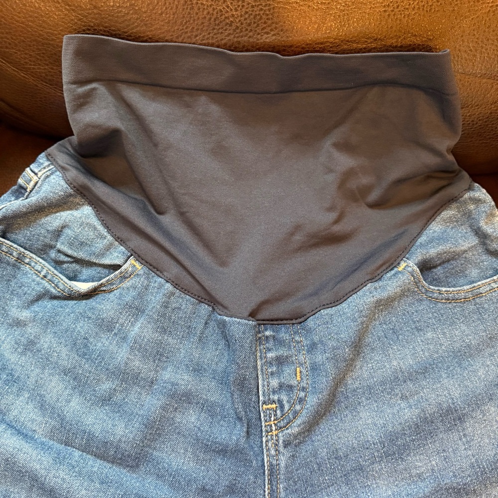 Old Navy Maternity Denim Shorts with Stretch Waistband - Picture 5 of 5